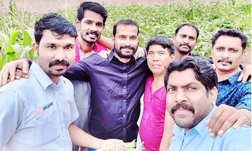 മ​രു​ഭൂ​മി​യി​ൽ പ​ച്ച​ക്ക​റി നൂ​റു​മേ​നി വി​ള​യി​ച്ച്​ പ്ര​വാ​സി​ക​ൾ