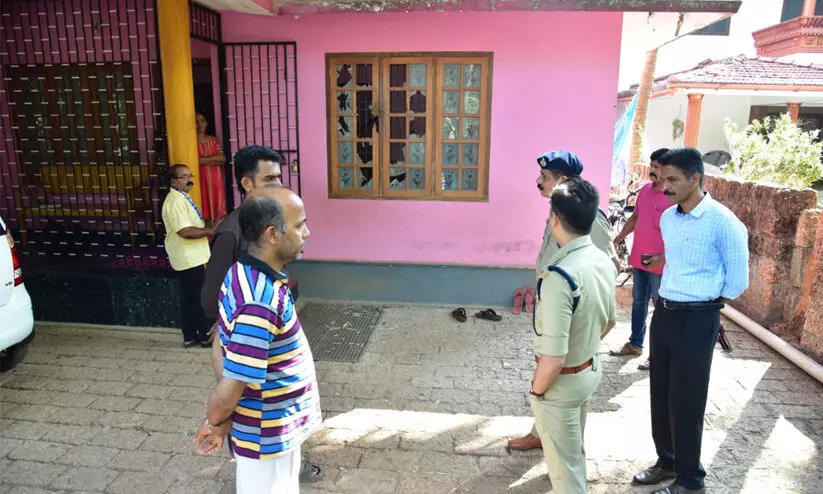 കല്യാശ്ശേരിയിൽ വീടിന് നേരെ ബോംബേറ് കല്യാശ്ശേരിയിൽ വീടിന് നേരെ ബോംബേറ്