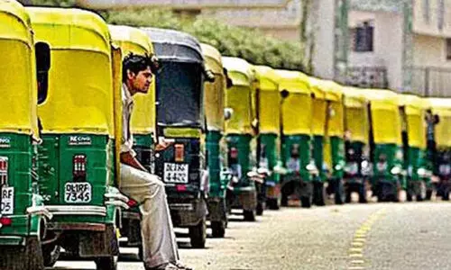 ബൈ​ക്ക്​ ടാ​ക്സി​ക​ളെ നി​യ​ന്ത്രി​ക്ക​ണം; ഓ​ട്ടോ​ തൊ​ഴി​ലാ​ളി​ക​ൾ  ഇ​ന്ന്​ പ​ണി​മു​ട​ക്കും