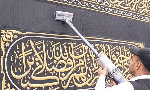 ക​അ്​​ബ​യു​ടെ കി​സ്​​വ അ​റ്റ​കു​റ്റ​പ്പ​ണി പൂ​ർ​ത്തി​യാ​യി