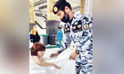 കു​ട്ടി​യെ ‘ഇ​ഹ്​​റാം’​ധ​രി​ക്കാ​ൻ സ​ഹാ​യി​ച്ച്​ പൊ​ലീ​സു​കാ​ര​ൻ; വൈ​റ​ലാ​യി വി​ഡി​യോ