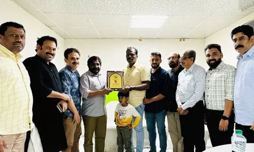 എ.​കെ. മു​സ്ത​ഫ​ക്ക് കേ​ര​ള മാ​പ്പി​ള ക​ലാ അ​ക്കാ​ദ​മി സ്വീ​ക​ര​ണം ന​ൽ​കി