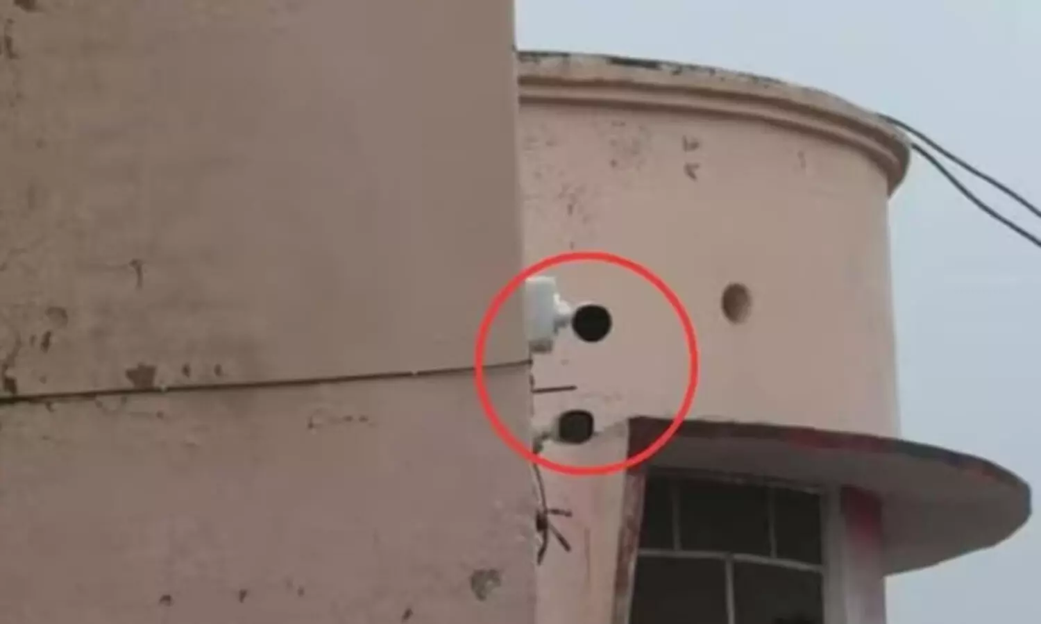 കോളജിലെ വാട്ടർ ടാപ്പ് മോഷ്ടാവിനെ പിടിക്കാൻ ടോയ്‍ലറ്റിലേക്ക് തിരിച്ച് സി.സി.ടി.വി കാമറ; പ്രതിഷേധവുമായി വിദ്യാർഥികൾ