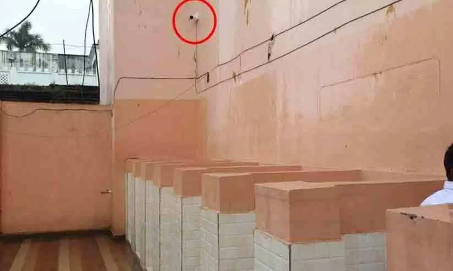 കള്ളനെ പിടിക്കാൻ കോളജ് ടോയ്‍ലറ്റിൽ സി.സി.ടി.വി കാമറ; പ്രതിഷേധവുമായി വിദ്യാർഥികൾ