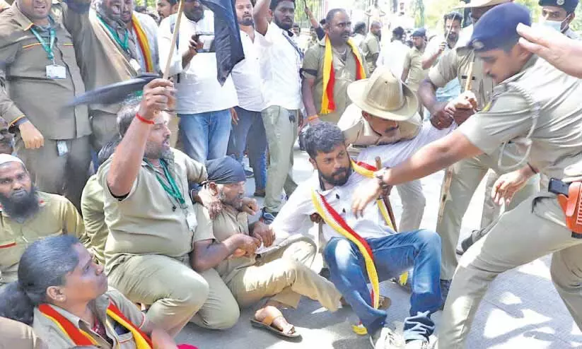 ഓൺലൈൻ ബൈക്ക് ടാക്സികൾ നിരോധിക്കണം; ഓട്ടോ ഡ്രൈവർമാർ പണിമുടക്കി ഓൺലൈൻ ബൈക്ക് ടാക്സികൾ നിരോധിക്കണം; ഓട്ടോ ഡ്രൈവർമാർ പണിമുടക്കി