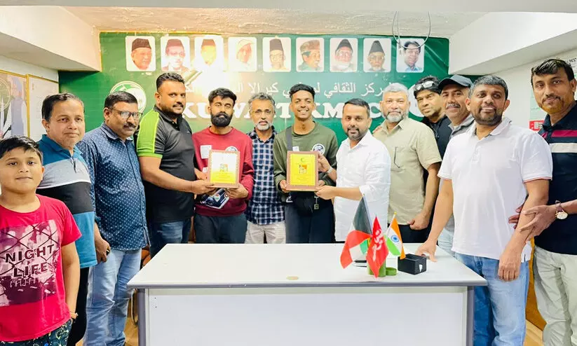 സ്കൂട്ടർ സഞ്ചാരികൾക്ക് കെ.എം.സി.സി സ്വീകരണം സ്കൂട്ടർ സഞ്ചാരികൾക്ക് കെ.എം.സി.സി സ്വീകരണം