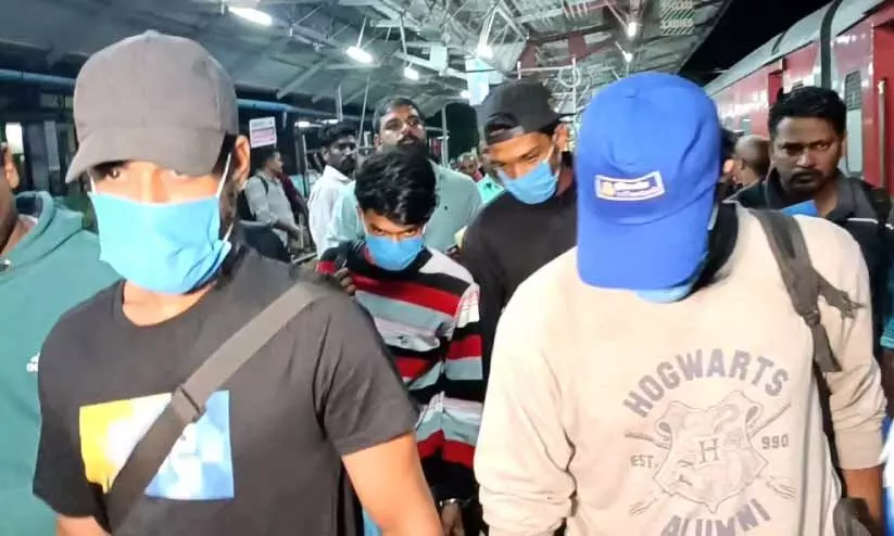 സഹർ കൊലക്കേസ്: ഉത്തരാഖണ്ഡിൽനിന്ന് പിടികൂടിയ പ്രതികളെ തൃശൂരിലെത്തിച്ചു സഹർ കൊലക്കേസ്: ഉത്തരാഖണ്ഡിൽനിന്ന് പിടികൂടിയ പ്രതികളെ തൃശൂരിലെത്തിച്ചു