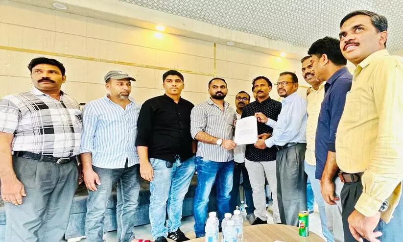 വലിയപറമ്പ് പ്രവാസി കൂട്ടായ്മ ബിസിനസ് ഷെയർ സർട്ടിഫിക്കറ്റ് വിതരണം വലിയപറമ്പ് പ്രവാസി കൂട്ടായ്മ ബിസിനസ് ഷെയർ സർട്ടിഫിക്കറ്റ് വിതരണം