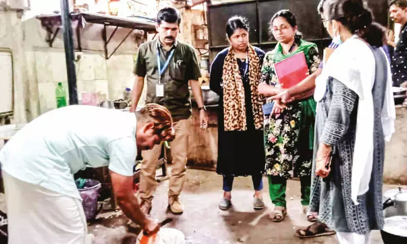 ശുചിത്വ പരിശോധന; കർക്കിടാംക്കുന്നിൽ രണ്ട് ഹോട്ടലുകൾ പൂട്ടി ശുചിത്വ പരിശോധന; കർക്കിടാംക്കുന്നിൽ രണ്ട് ഹോട്ടലുകൾ പൂട്ടി