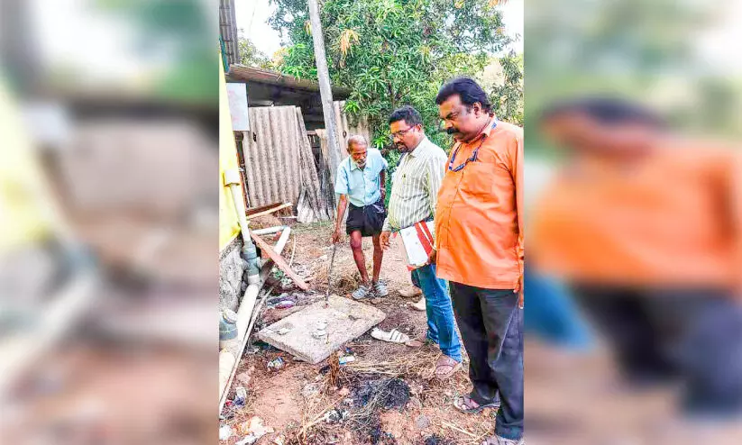 ആരോഗ്യവകുപ്പ് അധികൃതർ പരിശോധന നടത്തുന്നു