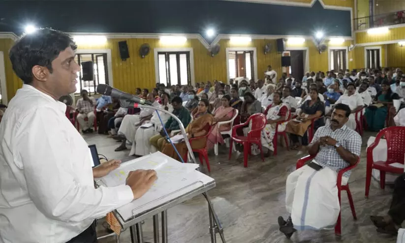 മാലിന്യസംസ്കരണത്തില് എറണാകുളത്തെ മാതൃകാ ജില്ലയാക്കി മാറ്റണമെന്ന് കലക്ടര് മാലിന്യസംസ്കരണത്തില് എറണാകുളത്തെ മാതൃകാ ജില്ലയാക്കി മാറ്റണമെന്ന് കലക്ടര്