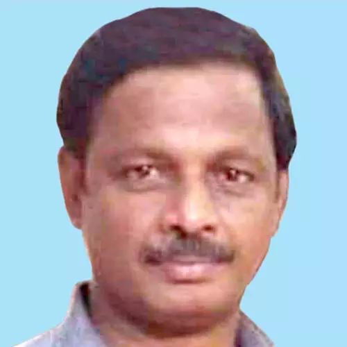 ക​റു​കു​റ്റി​യി​ൽ വീ​ട് നി​ർ​മാ​ണ​ത്തി​നി​ടെ സ്ലാ​ബ് ത​ല​യി​ൽ വീ​ണ് ര​ണ്ടു​പേ​ർ മ​രി​ച്ചു