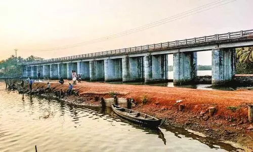 കൂ​ട്ടാ​യി പാ​ല​ം ഷ​ട്ട​ർ നി​ർ​മാ​ണം നി​ല​ച്ചു