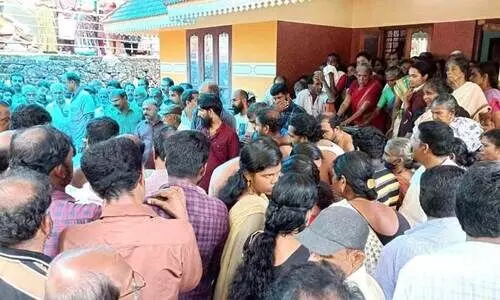 ത​ട്ടി​പ്പി​നി​ര​യാ​യി ആ​ത്മ​ഹ​ത്യ​ചെ​യ്ത യു​വാ​വി​ന്റെ മൃ​ത​ദേ​ഹം സം​സ്‌​ക​രി​ച്ചു