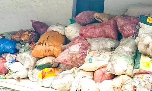 സ്കൂൾ കെട്ടിടം പഞ്ചായത്ത് കൈയേറി മാലിന്യ നിക്ഷപകേന്ദ്രമാക്കി സ്കൂൾ കെട്ടിടം പഞ്ചായത്ത് കൈയേറി മാലിന്യ നിക്ഷപകേന്ദ്രമാക്കി