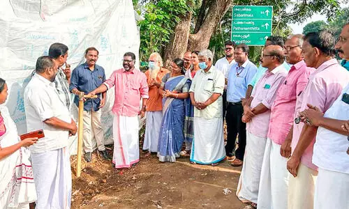 ഏ​ഴം​കു​ളം-​കൈ​പ്പ​ട്ടൂ​ർ റോ​ഡ് വി​ക​സ​നം