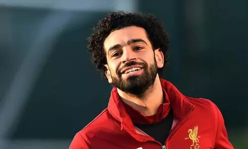 ഉപ്പക്കും ഉമ്മക്കുമൊപ്പം നിൽക്കുന്ന മുഹമ്മദ് സലാഹ്; ചിത്രങ്ങൾ വൈറൽ