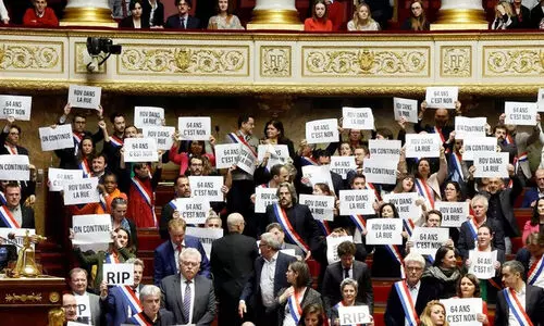 പെൻഷൻ പരിഷ്കരണം: അവിശ്വാസം അതിജീവിച്ച് ഫ്രഞ്ച് സർക്കാർ