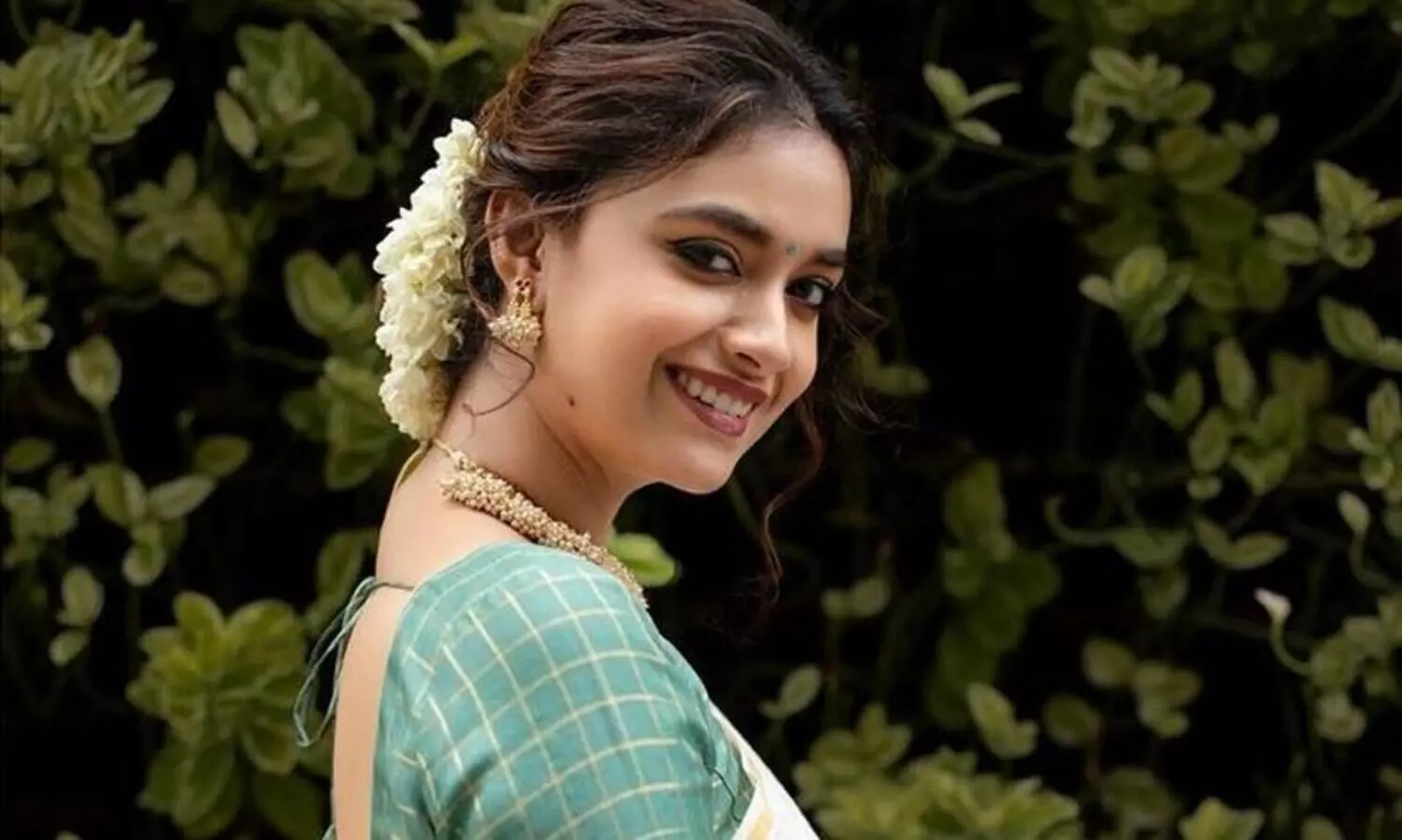 Keerthy Suresh gifts10 gm gold coin  to Dasara crew, including light boys and drivers