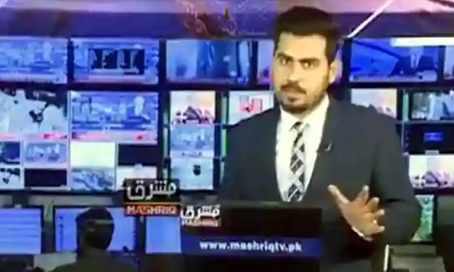 ഭൂചലനത്തിൽ സ്റ്റുഡിയോ കുലുങ്ങിയിട്ടും അവതാരകന് കുലുക്കമില്ല; പാക് വാർത്താ വായനക്കാരന് കയ്യടിച്ച് നെറ്റിസൺസ് -വിഡിയോ