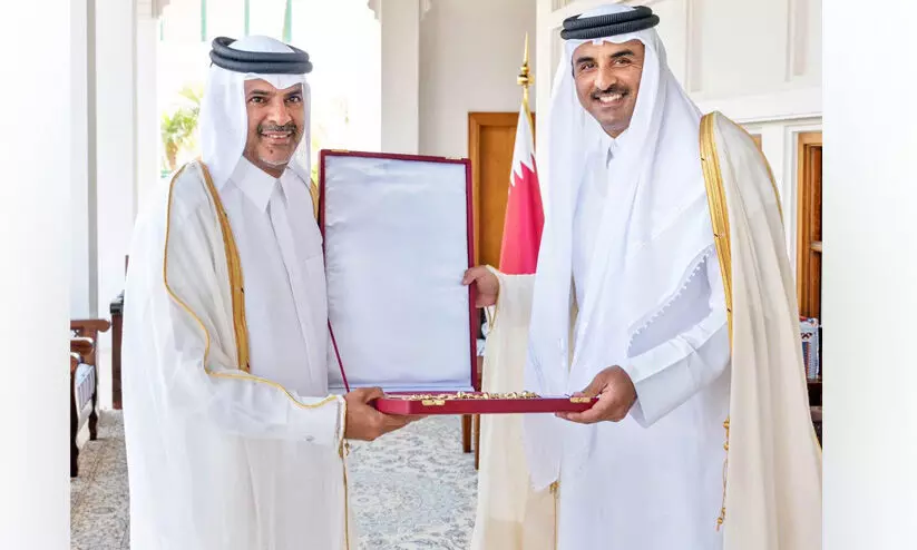 മു​ൻ പ്ര​ധാ​ന​മ​ന്ത്രി​ക്ക് ഹ​മ​ദ് ബി​ൻ ഖ​ലീ​ഫ സാ​ഷ് സ​മ്മാ​നി​ച്ചു