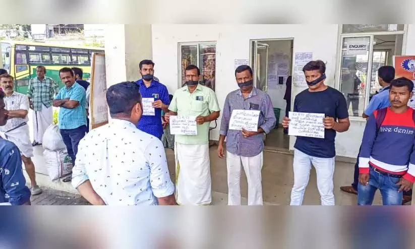 എം.ഡിയെ വിമർശിച്ച് പ്രസംഗം; കെ.എസ്.ആർ.ടി.സി കണ്ടക്ടർക്ക് സസ്പെൻഷൻ എം.ഡിയെ വിമർശിച്ച് പ്രസംഗം; കെ.എസ്.ആർ.ടി.സി കണ്ടക്ടർക്ക് സസ്പെൻഷൻ