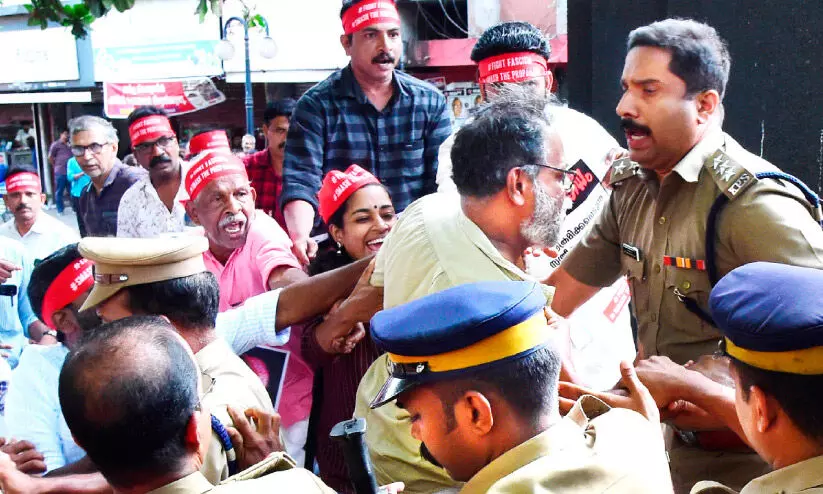എസ്.കെ. സ്ക്വയറിൽ ആർ.എം.പി.ഐ പ്രതി​ഷേധം പൊലീസ് തടഞ്ഞു; 28 പേർ അറസ്റ്റിൽ