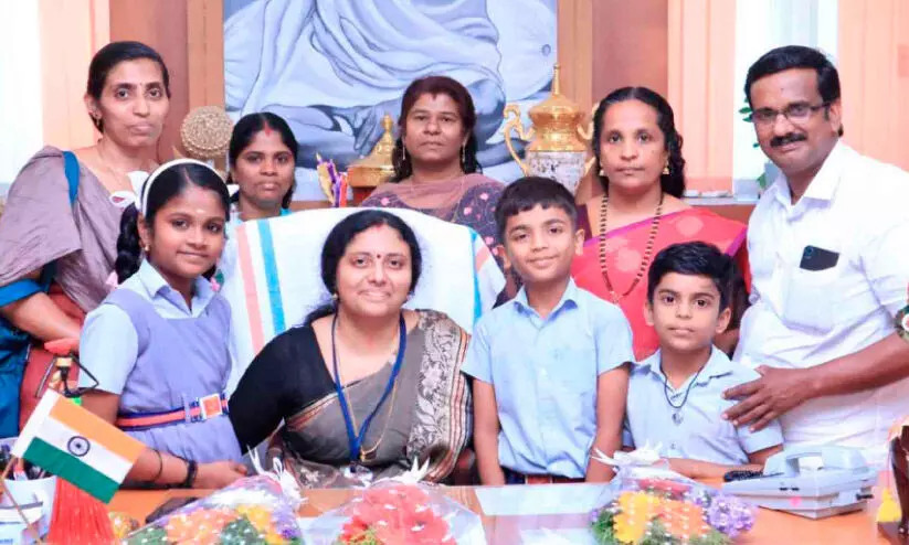 സ്കൂ​ളി​ന് സ്വ​ന്തം ഭൂ​മി​യും കെ​ട്ടി​ട​വും: ക​ല​ക്ട​ർ​ക്ക് ന​ന്ദി പ​റ​ഞ്ഞ് വി​ദ്യാ​ർ​ഥി​ക​ൾ