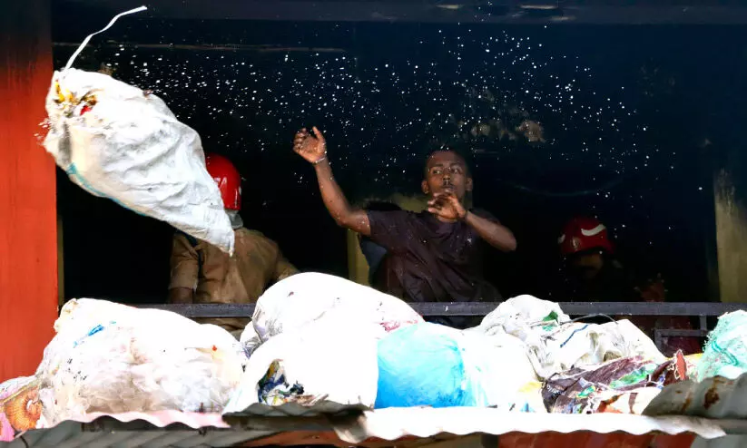 പ്ലാസ്റ്റിക് മാലിന്യകേന്ദ്രത്തിലെ തീപിടിത്തം; ആശങ്കയിലാഴ്ത്തിയ നിമിഷങ്ങൾ പ്ലാസ്റ്റിക് മാലിന്യകേന്ദ്രത്തിലെ തീപിടിത്തം; ആശങ്കയിലാഴ്ത്തിയ നിമിഷങ്ങൾ