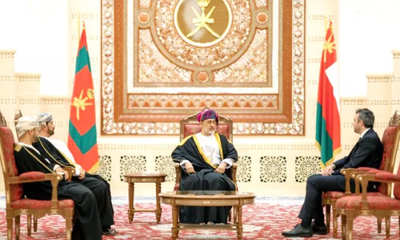 അംബാസഡർമാർ അംഗീകാരപത്രങ്ങൾ സുൽത്താന്​ കൈമാറി