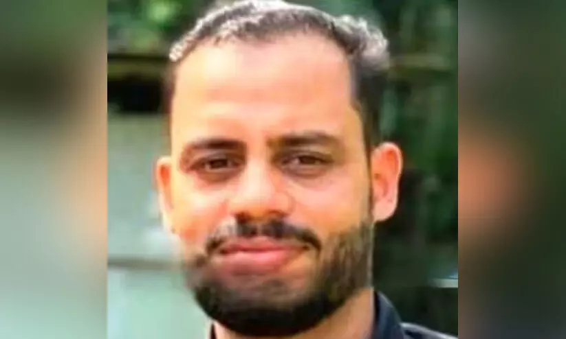 ടെറസിൽ വീണ തേങ്ങ താഴേക്കിടുന്നതിനിടെ യുവാവ് വീണുമരിച്ചു ടെറസിൽ വീണ തേങ്ങ താഴേക്കിടുന്നതിനിടെ യുവാവ് വീണുമരിച്ചു