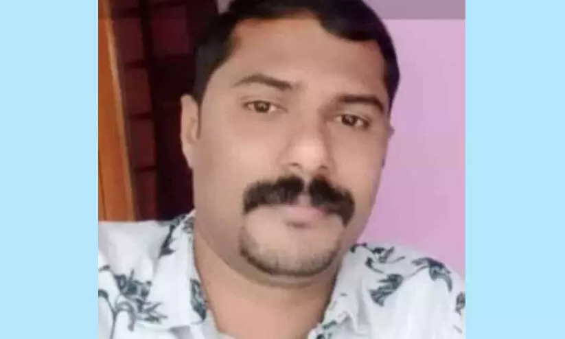 പൊലീസ് ഓഫിസർ റബർ തോട്ടത്തിലെ ഷെഡിൽ തൂങ്ങി മരിച്ച നിലയിൽ പൊലീസ് ഓഫിസർ റബർ തോട്ടത്തിലെ ഷെഡിൽ തൂങ്ങി മരിച്ച നിലയിൽ