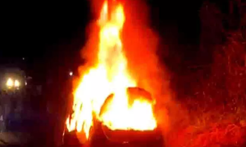 മാനന്തവാടിയിൽ ഓടിക്കൊണ്ടിരുന്ന കാർ കത്തിനശിച്ചു മാനന്തവാടിയിൽ ഓടിക്കൊണ്ടിരുന്ന കാർ കത്തിനശിച്ചു