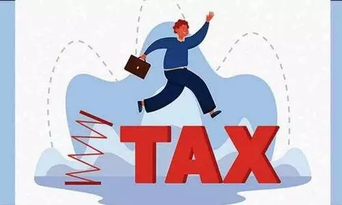 പരസ്പരം പോരടിക്കുന്നതിനിടെ നികുതി ഭാരം ജനത്തിന്‍റെ ചുമലിൽ