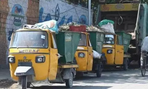 ക​രാ​ർ നി​യ​മ​നം നി​ർ​ത്ത​ണം; ശു​ചീ​ക​ര​ണ​ത്തൊ​ഴി​ലാ​ളി​ക​ൾ   സ​മ​ര​ത്തി​ൽ