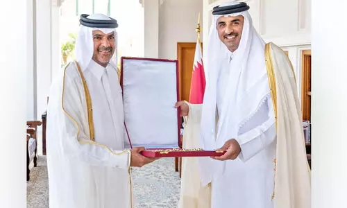 മു​ൻ പ്ര​ധാ​ന​മ​ന്ത്രി​ക്ക് ഹ​മ​ദ് ബി​ൻ ഖ​ലീ​ഫ സാ​ഷ് സ​മ്മാ​നി​ച്ചു