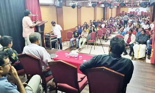 യാ​ത്ര​യ​യ​പ്പ് ന​ല്‍കി