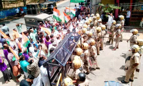 അമൽ കൃഷ്ണന്റെ മരണം; പൊലീസ് സ്റ്റേഷനിലേക്ക് കോൺഗ്രസ് മാർച്ച്