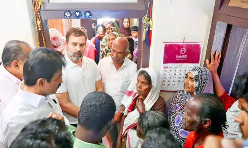 വാര്യാട്ടെ വാഹനാപകട മരണം; ഓട്ടോ ഡ്രൈവർ ഷരീഫിന്റെ വീട്ടിലെത്തി രാഹുൽ ഗാന്ധി