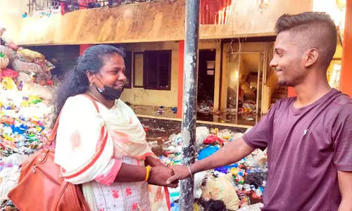 അഭിമുഖത്തിനിടെ തീയണക്കാന്‍ ഓടിയെത്തി 21കാരന്‍