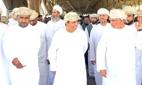 മ​വേ​ല സെ​ന്‍ട്ര​ല്‍ മാ​ര്‍ക്ക​റ്റ്​ പു​ല​ർ​ച്ചെ നാ​ലു​ മു​ത​ൽ   പ്ര​വ​ർ​ത്തി​ക്കും