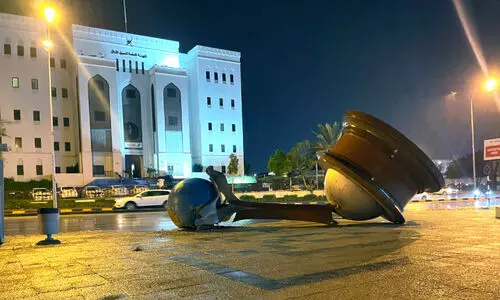 ഭീതി വിതച്ച്​ കാറ്റും ഇടിയും... ചേംബറിന്​ മുന്നിലുണ്ടായിരുന്ന ഗ്ലോബ്​ നിലംപൊത്തി