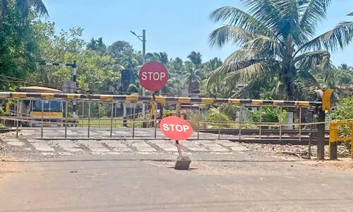 സാങ്കേതിക തകരാർ: ഇരിണാവ് റെയിൽവേ ഗേറ്റ് അടഞ്ഞത് ഏഴുമണിക്കൂർ