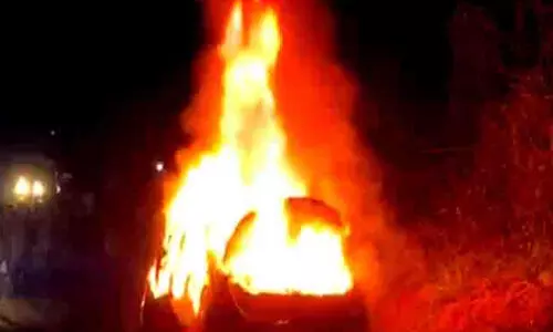 മാനന്തവാടിയിൽ ഓടിക്കൊണ്ടിരുന്ന കാർ കത്തിനശിച്ചു