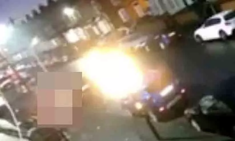 മസ്ജിദിൽ നിന്നു ഇറങ്ങി വന്ന ആളെ നടുറോഡിൽ തീകൊളുത്തി മസ്ജിദിൽ നിന്നു ഇറങ്ങി വന്ന ആളെ നടുറോഡിൽ തീകൊളുത്തി