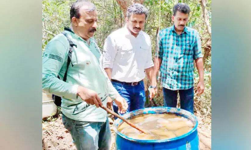 ധർമംകുന്ന് മലയിൽ നിന്ന് വ്യാജവാറ്റ് പിടികൂടി