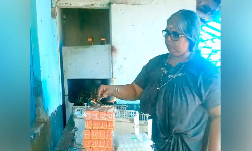 മെ​ഴു​കു​തി​രി​വെ​ട്ടം ന​ഷ്ട​മാ​കു​മോ   എ​ന്ന ആ​ശ​ങ്ക​യി​ൽ ഗീ​ത ടീ​ച്ച​ർ