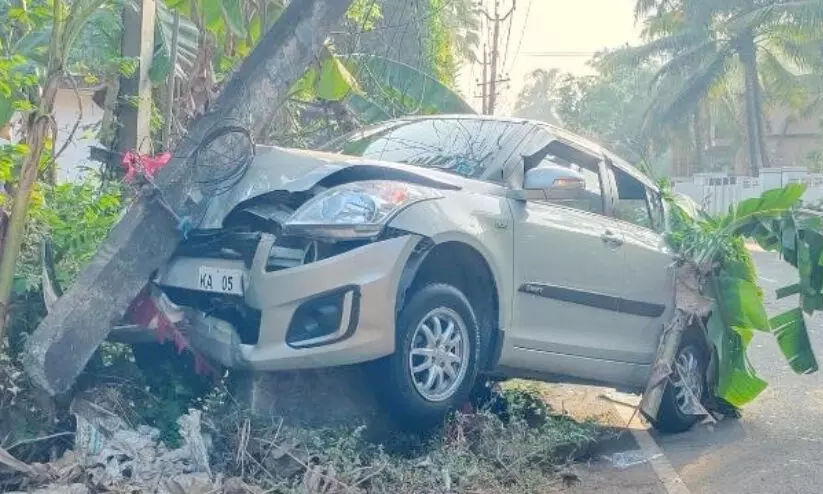 നിയന്ത്രണംവിട്ട കാർ പോസ്റ്റിലിടിച്ച് രണ്ടുപേര്ക്ക് പരിക്ക് നിയന്ത്രണംവിട്ട കാർ പോസ്റ്റിലിടിച്ച് രണ്ടുപേര്ക്ക് പരിക്ക്