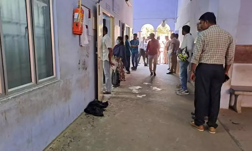 Man throws acid on wife inside court complex in Tamil Nadu