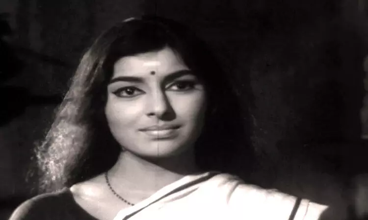 താ​​ഴ​​മ്പൂ മ​​ണ​​മു​​ള്ള ത​​ണു​​പ്പു​​ള്ള രാ​​ത്രി​​യി​​ൽ